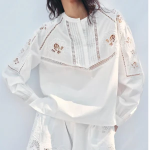 Vit blus  - Säljer denna jätte najs vita broderade blus❤️❤️❤️