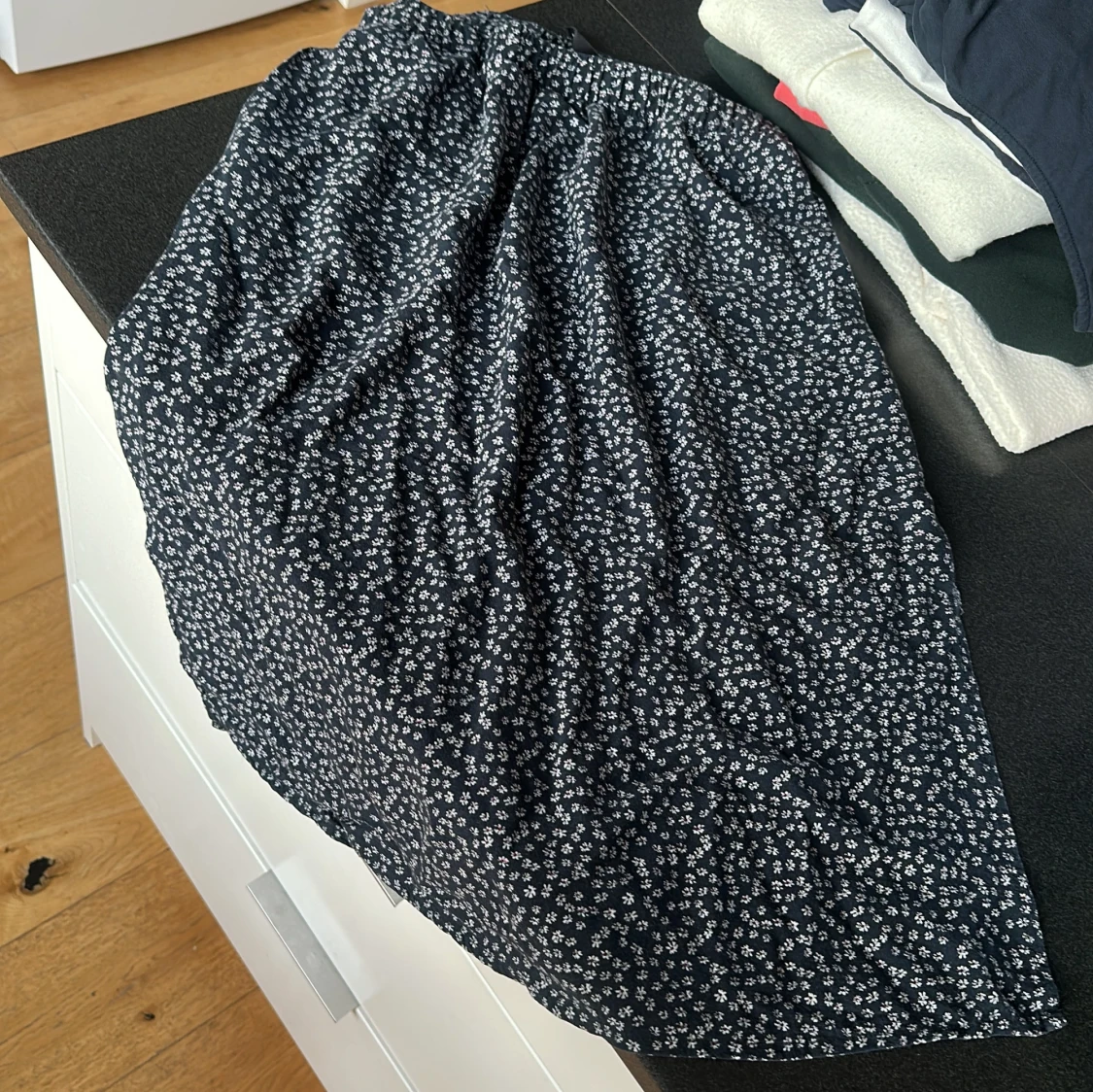 Blommig svart kjol från lager 157, stl S - 1