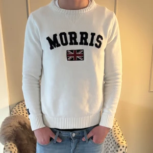 Stickad Morris tröja - Vit tröja ifrån Morris i väldigt bra skick utan tecken på användning, tröjan är i storlek Small, modellen är 177 och väger 63 kg, Skriv för minsta lilla fundering!