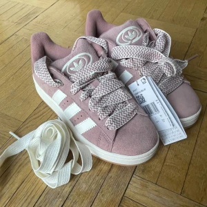 Adidas Campus rosa sneakers strl 38 - Super fina trendiga Adidas Campus skor i storlek 38. Skorna är helt oanvända eftersom de tyvärr inte passade. Så fina nu till sommaren!!💓💓