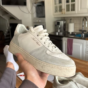 Axel Arigato - Vita sneakers från Axel arigato, använda 2 gånger endast köpta för 3999:- säljer dem billigt billigt först till kvarn, storlek 42 på dessa skönheter:)