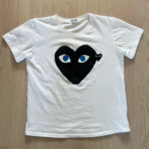 Cdg T-shirt  - Snygg T-shirt från comme des garcons home. mycket bra skick. Är 180 på bilden och är för liten storlek M men passar även S.