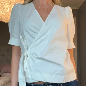 Vit omlottblus från Zara - Superfin vit omlottblus från Zara med kort puffärm och knyt i sidan perfekt till sommaren! Kontakta vid intresse eller använd ”köp nu”!❤️‍🔥