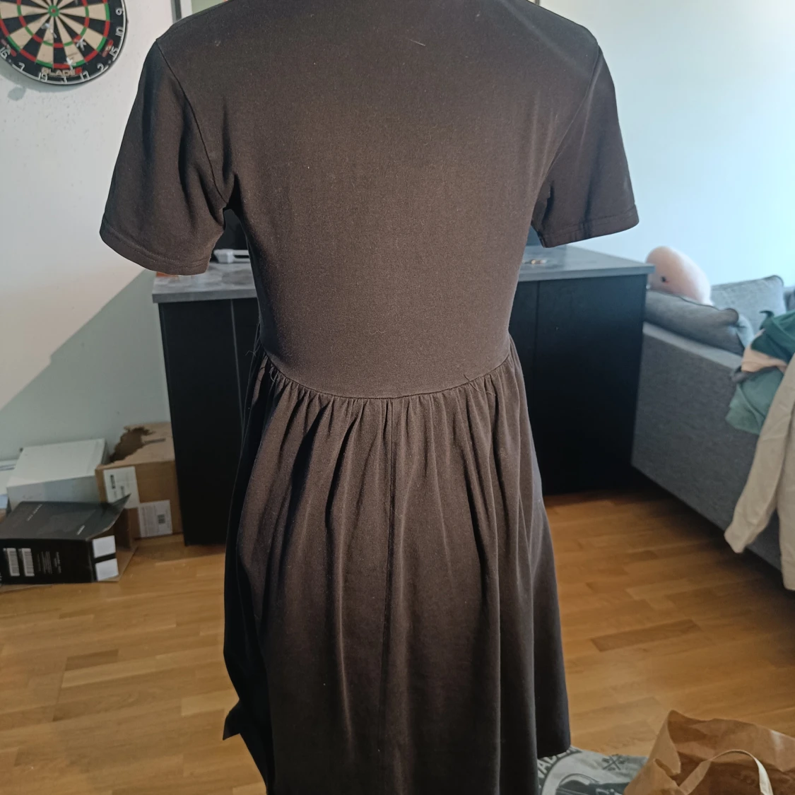 Svart kortklänning med tryck - 1