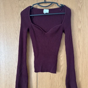 Trendig hm tröja - Säljer den trendiga hm tröjan som är vinröd💞Den har lång ärmar och är urringad! Den är endast testad så därför i väldigt bra skick💞