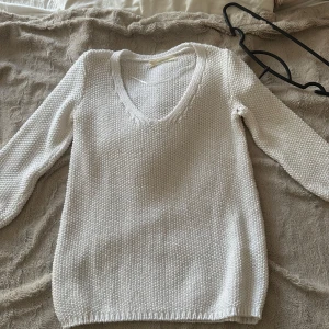 stickad trekvartsärm  - Säljer en stickad trekvartsärms tröja från zara med v-neck💞💞Den enda defekt som finns är ett litet hål i vänstra armhålan men det är enkelt att sy igen, jag har ej gjort de då jag ej tyckt att det har synts!💞