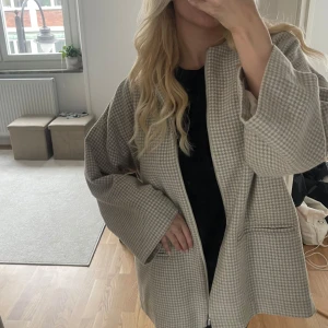 Vår/sommar kappa - Super fin kappa från Lindex, väldigt Likt Marlene Birgier mönster! Väldigt unik, säljs inte längre, storlek S men passar XS-L