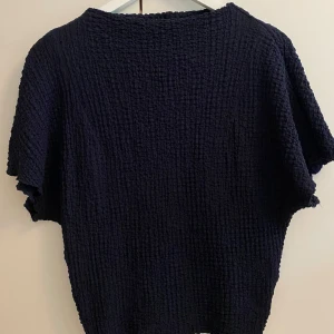 Marinblå blus - Marinblå blus/tshirt med lite krage. Fint skick, Knappt använd.