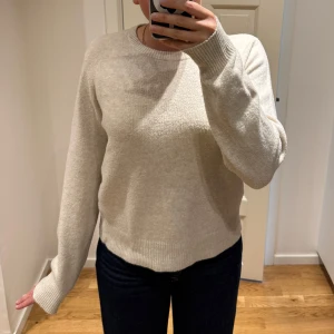 Beige stickad tröja - Nelly - Aldrig använd! Storlek M! 