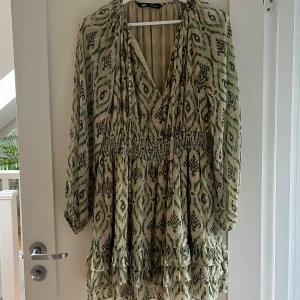 Grön klänning från Zara - Supersöt kort grön klänning från Zara! Perfekt till sommaren! Pris kan diskuteras!💚