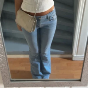 Lågmidjade jeans  - Lågmidjade jeans, uppsprättade längst ner