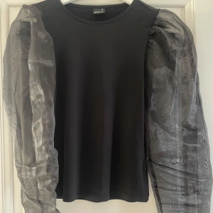 Svart Blus - Säljer en fin svart blus från Gina Tricot i storlek XS i bra, fint skick då jag tyvärr inte använder den längre. Hör av dig vid frågor💞