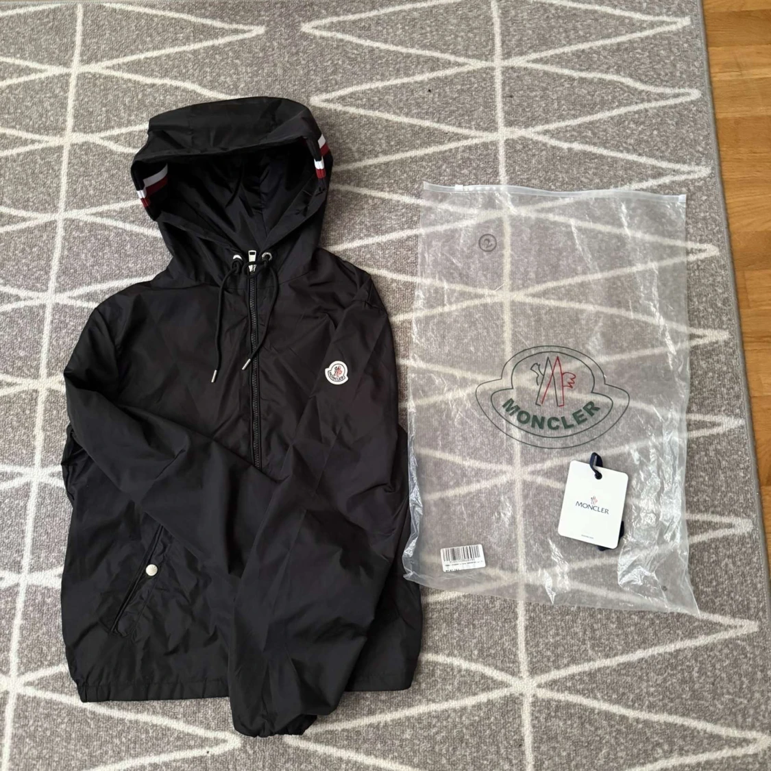 Svart vindjacka från Moncler