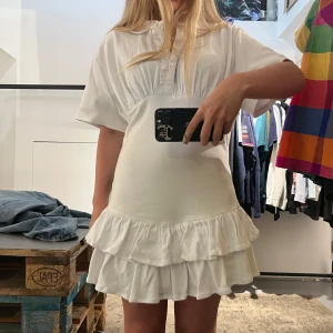Studentklänning/ konfaklänning - Supersöt vit kortklänning från My Mum Made It 🥰 nypris 1378:- kr storlek xs men passar mig som oftast bär xs-s. Aldrig använd 🤗