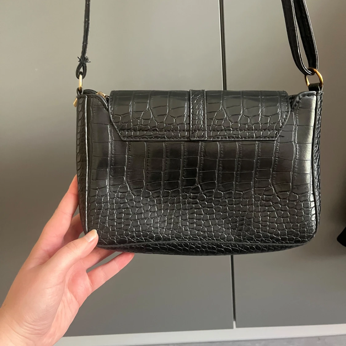 Svart axelväska i croco-imitation - 2