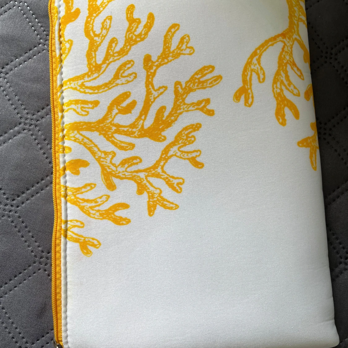 Vit och gul kuvertväska med dragkedja + sockor och öronproppar  - 2