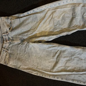 Ljusblåa straight jeans från SWEET SKTBS - Säljer ett par klassiska ljusblå jeans från SWEET SKTBS baggy. Jeansen har fyra fickor, bälteshällor och en snygg vintagekänsla. Perfekta för dig som gillar en avslappnad och tidlös stil.