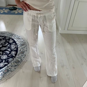 Vita linnebyxor från Roxy - Vita linnebyxor från Roxy. Inga fläckar eller defekter. Pris kan alltid diskuteras❤️