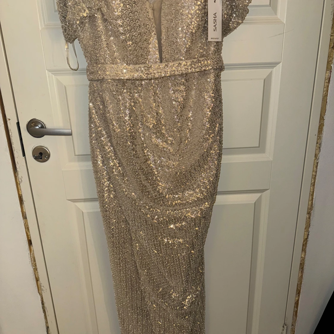 Glittrig långklänning från Sasha - 3