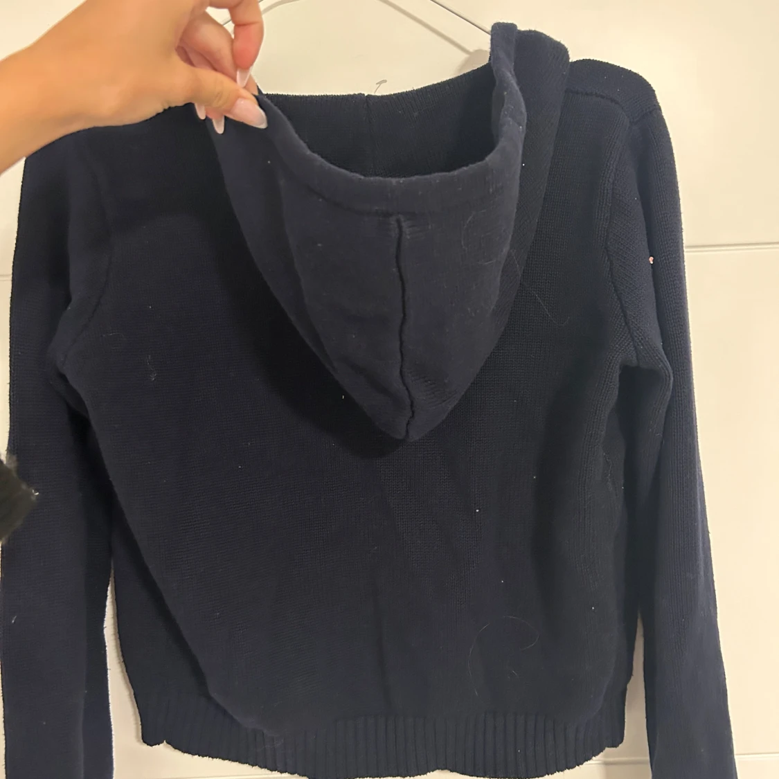 Svart stickad hoodie med dragkedja - 1