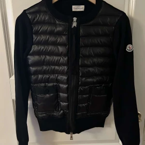 Svart cardigan från moncler - Nu säljer jag denna underbara cardiganen perfekt för svenska sommarkvällar för ett rimligt pris💕💖