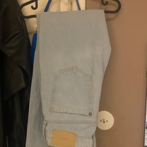 90's Flare ljusblå jeans från H&M - Säljer ett par 90's Flare jeans från H&M i ljusblå denim. 