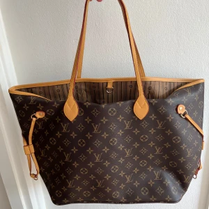  Monogram väska - Stor väska köpt på Plick. Inspirerat mönster. Några få bristningar i handtagen som syns på bild! 