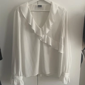 Vit blus ginatricot  - Super söt blus som inte kommer till användning. Den är i ett tunnare material. Fina volanger.