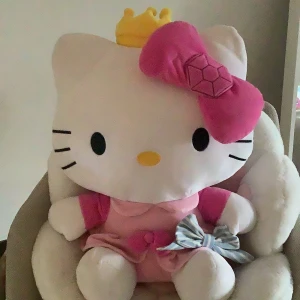 Mjuk Hello Kitty Gosedjur i Krona 👑 - 25% RABATT FÖRSTA VECKAN! (Normalpris på fredag!) 🥰 Sötaste Hello Kitty gosedjuret att krama - otroligt stor och fluffig🥹💖 Har en liten krona och prydlig rosa rosett 🎀   Nypris runt 849 kr💕 Inga fläckar eller skador - jättefint skick!🌸  🧸 Ca 53 cm hög 🚚 Kan skicka inom kort!
