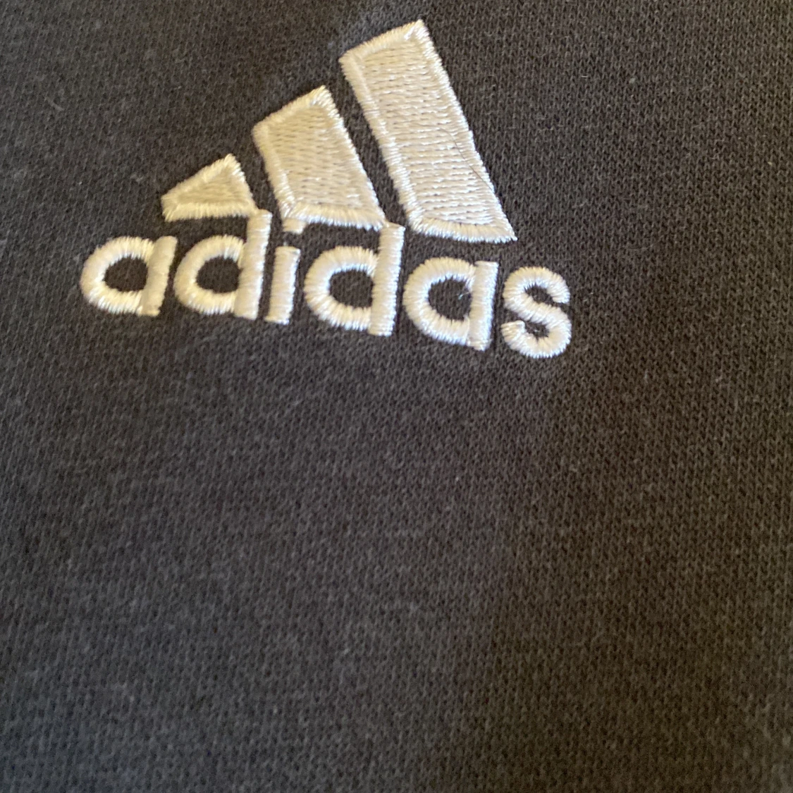 Svart Adidas hoodie med broderad logga - 1