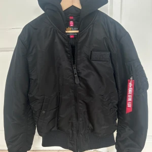 Svart bomberjacka Alpha Industries L - Skitsnygg bomberjacka från Alpha Industries som aldrig använts då jag köpte i fel storlek till min pappa. Nypriset är 2 849kr och den är i Storlek L.