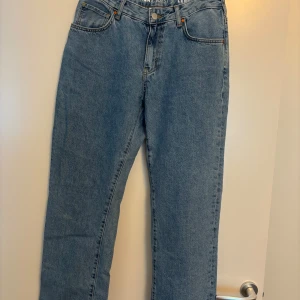 Blå low waist straight jeans - Säljer ett par klassiska blå jeans från Carlings  med låg midja och raka ben. Jeansen har fem fickor, dragkedja och knapp framtill. Perfekta för en chill och avslappnad look.