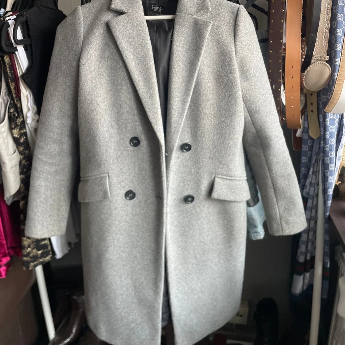 Grå kappa med knappar