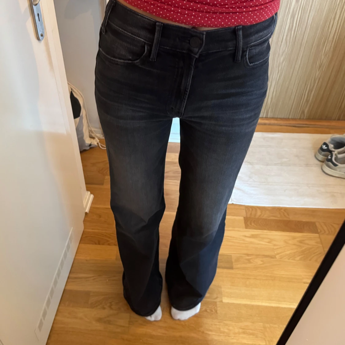 Mörkgrå bootcut jeans från Mother - 1