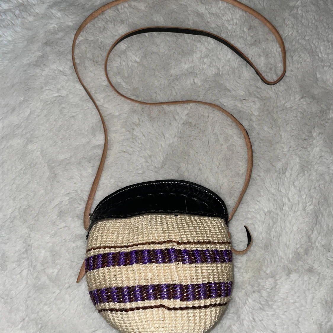 Randig axelväska i naturmaterial