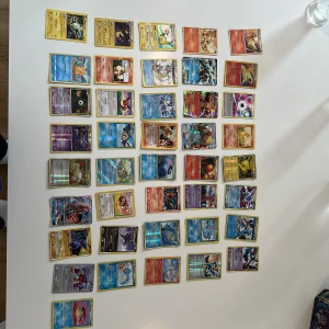 Pokemon kort  - Stor samling Pokémonkort med många olika karaktärer, inklusive klassiker som Pikachu, Charizard och Gyarados. Majorteten är i nytt skick, fyra av dem är lite böjda. Perfekt för dig som vill börja samla eller utöka din samling! Flera holografiska och sällsynta kort ingår. Passar både nya och erfarna samlare. 41st kort