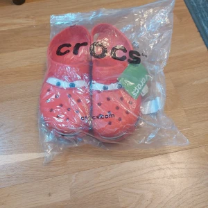Lightning McQueen Crocs - Nyskick med avtagen, medföljande tagg och "förpackning". Endast testat en gång. Har tyvärr inte kvar kvitto för har fått de i present. Riktigt fina och perfekta för sommaren! Storlek är 43 & 44, normal i storleken. Pris är diskuterbart.