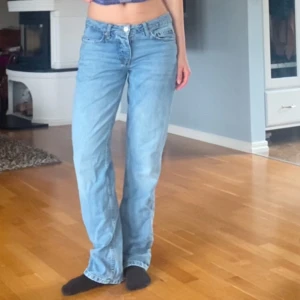 Ljusblåa raka jeans - Säljer ett par ljusblå jeans med rak passform och klassisk femficksdesign. Jeansen har låg midja och är tillverkade i mjukt denimtyg. Perfekta för en avslappnad och trendig look. Skriv för mått!