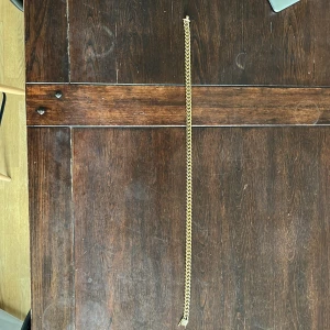 Tungt guldfärgat halsband med cubic clasp - Säljer ett chunky guldfärgat halsband med breda länkar och en låsdel dekorerad med små glittrande stenar. Halsbandet väger 290 gram och har en riktigt fet streetstil. Perfekt för dig som vill sticka ut med en statement piece.