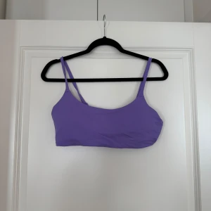 Bikini sett - Säljer en lila bikiniöverdel med smala, justerbara axelband och enkel knäppning i ryggen. + med matchande Bikinitrosa 