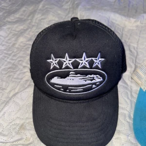 Corteiz Keps. - Corteiz keps K0PIA använd men är i bra skick.