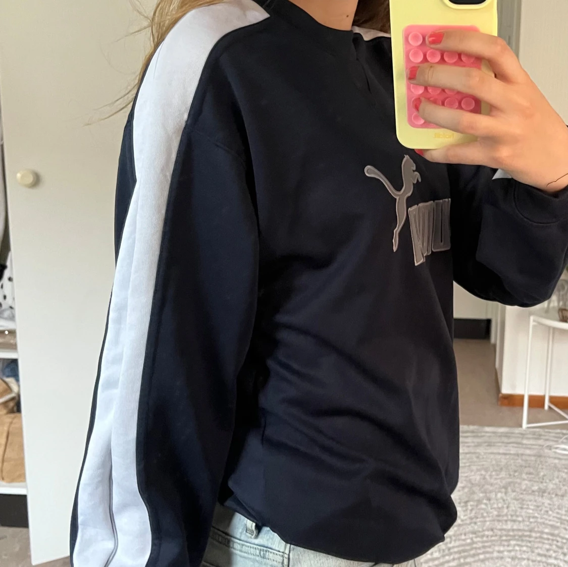 Marinblå sweatshirt från Puma med logga - 1