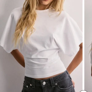 Vit oversized topp från Nelly - Jättefin vit oversized tröja från Nelly. Aldrig använd bara testad en gång. Säljer pga för stor, prislappen finns också kvar💗