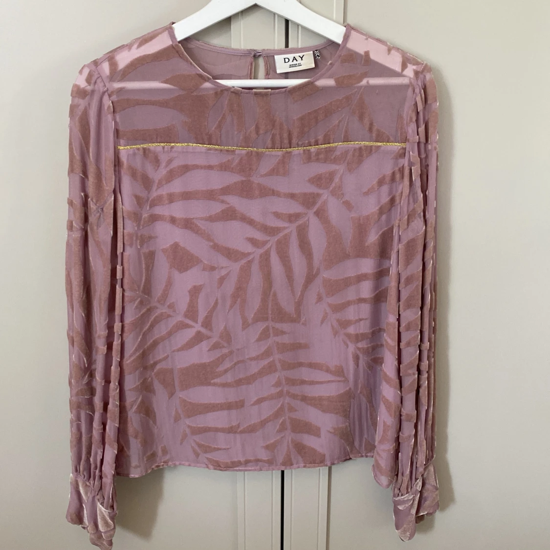 Rosa blus från Day i viskos och silke