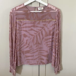 Rosa blus från Day i viskos och silke - Rosa blus från Day i viskos och silke i storlek S. Nypris cirka 1500 kronor. Säljes för 200 kronor.