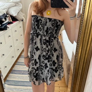 Klänning - Bandeau klänning, går även att använda som kjol! Strl m men passar även s💕