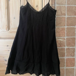 Klänning - Säljer denna Zara klänning i storlek M, men skulle även passa en person med storlek S🩷