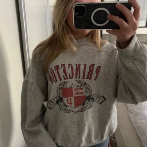 Vintage Sweatshirt - Supercool vintage collage tröja! Tröjan är köpt second hand men är knappt använd och i väldigt bra skick! 😍 