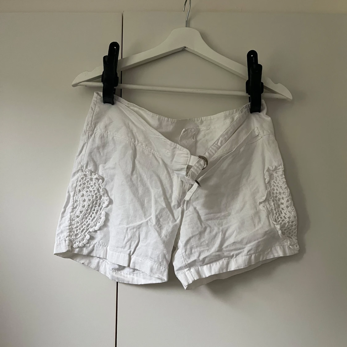 Linne shorts med detalj