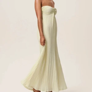 Gul klänning Adoore - Ljusgul långklänning från Adoore i modellen Rialto. Helt slutsåld. Storlek 36 / S. Har bara använt typ 3-4 gånger så den är i jättefint skick. Superfin att ha till midsommar 💛💛